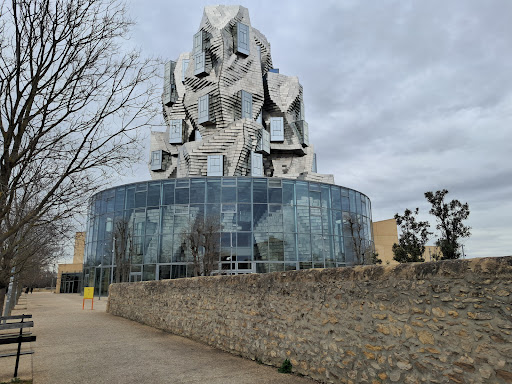 Photo de La tour de luma arles