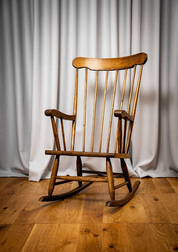 Retrospekcja Renowacja foteli, Renowacja krzeseł Tapicerowanie foteli Tapicerowanie krzeseł - Stolarz