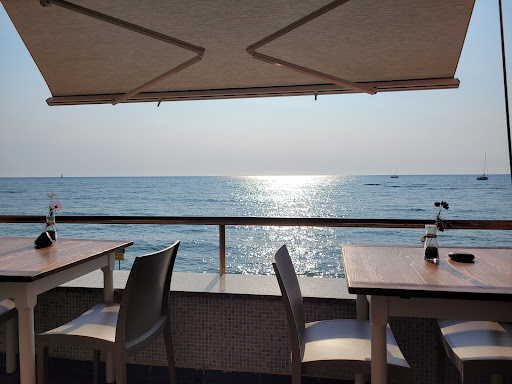 Delfino Beach bar