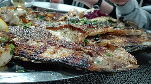 Pizzeria d'asporto la favola con consegna domicilio posti sedere facciamo anche pizze s,glutine ,lattosio ,pesce carne,fritto - Thumbnail