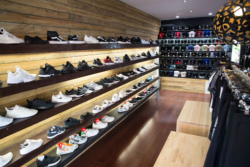 Trainers store - Visual