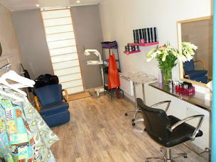 Photo n°9 de Les Têtes en l'Hair à Paris (Salon de coiffure)