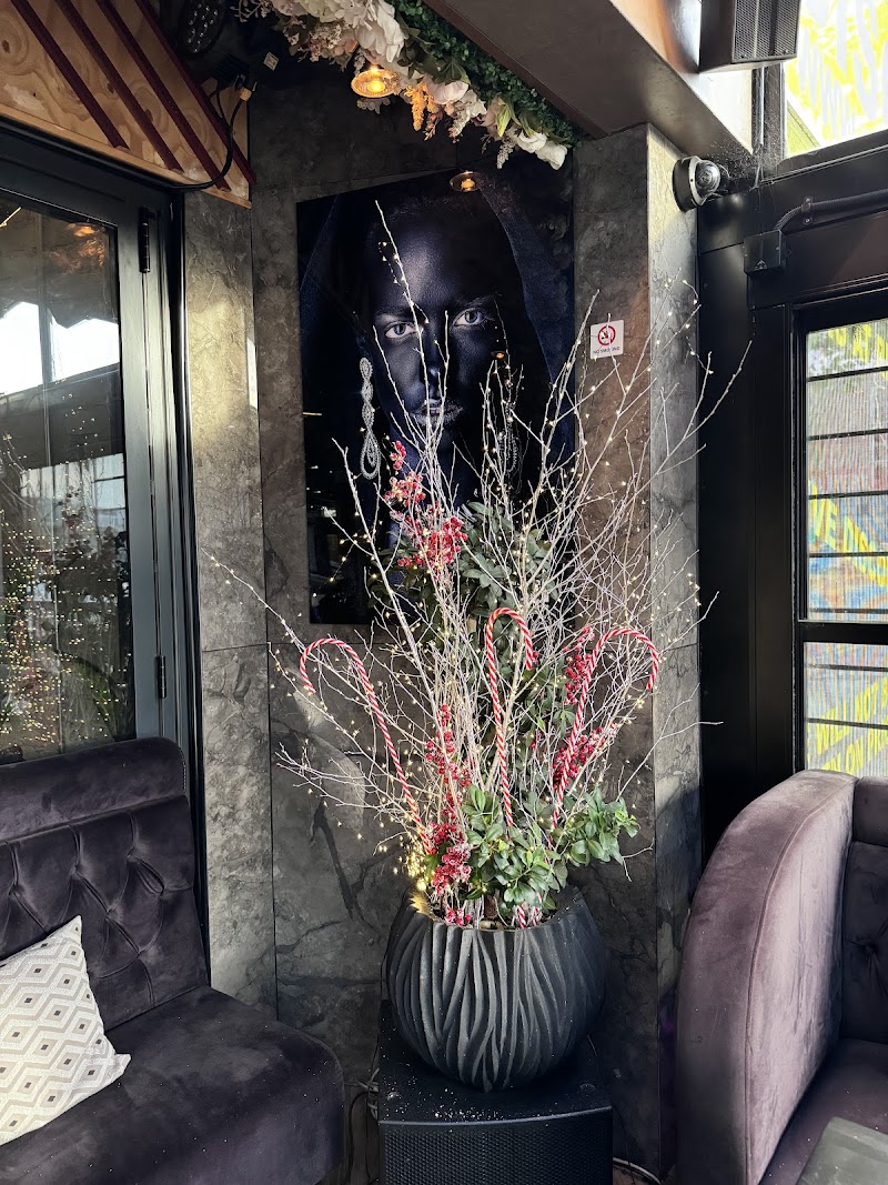 Isle of Flowers - London Bridge Station photo 2