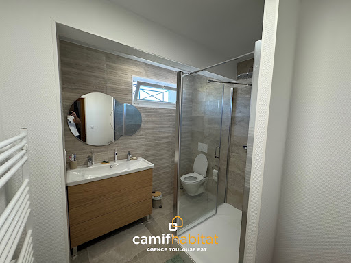 Rénovation complète pour cette salle de bain à...
