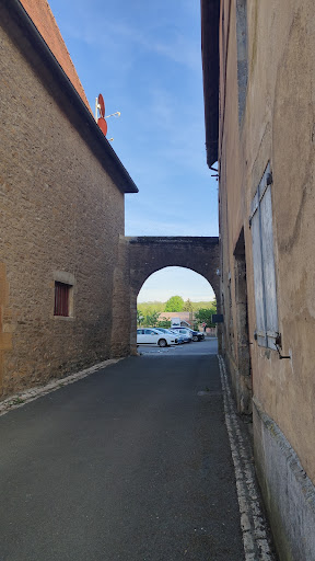 Porte de ville de la forteresse médiévale de Rougemont - Thumbnail