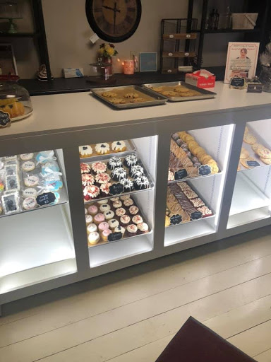 Delish*Us Cakes & Catering, LLC
