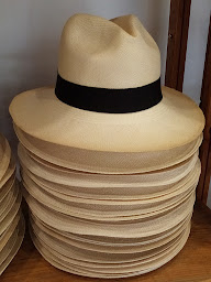 Photo n°33 de Le chapeau voyageur à Cotignac (Chapellerie)