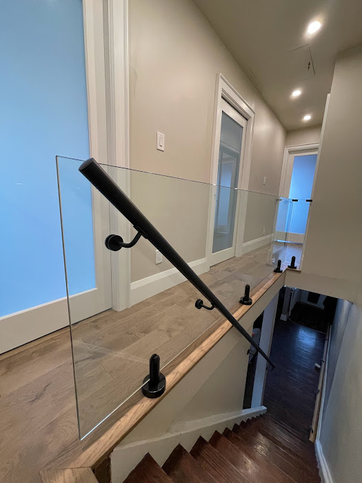 Alex Glass & Railings Toronto, ON Custom shower doors, framed