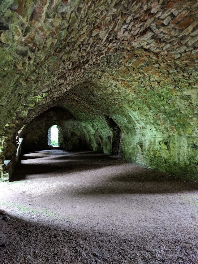 Lamphey Bishops Palace/ Llys yr Esgob Llandyfái