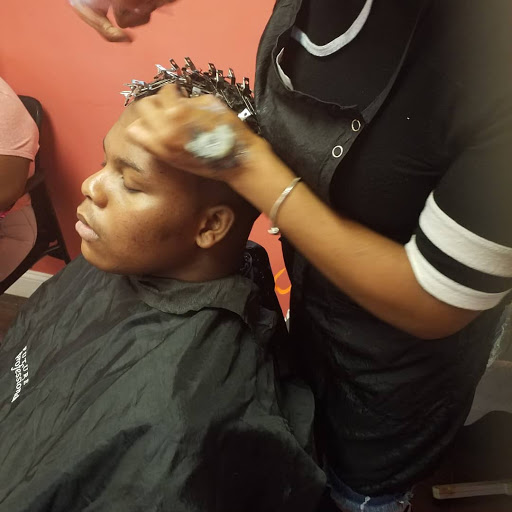 Miss Dee/ Senior Cosmetologist - Thumbnail