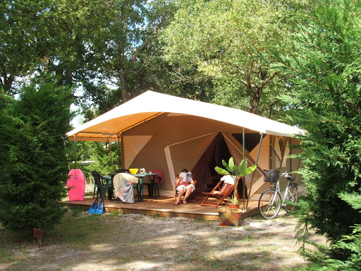 Photo de Camping Ushuaïa Villages La Chesnays à Vendays-Montalivet (33930)
