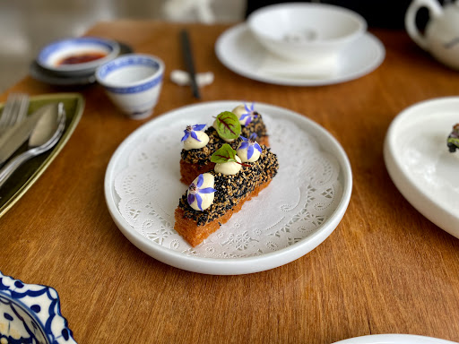 Chow's Table - Visual