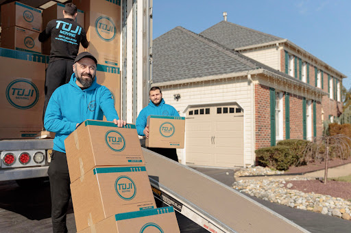 Tuji Moving - Visual
