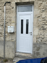 Photo n°4 de LAFON - Menuiserie Générale - Agencement - Cuisines - Portes et fenêtres PVC / Aluminium à Chantilly (Fournisseur d’agencement de magasin)