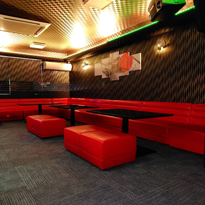 スナック『ラウンジCHINGGIS（チンギス）』