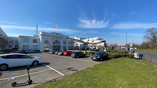 The Colonnades / Croydon Airport