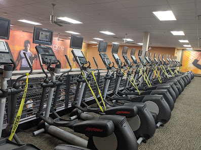LA Fitness 400 N 8th St, West Dundee, IL 60118