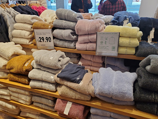UNIQLO Roosevelt Field - Thumbnail