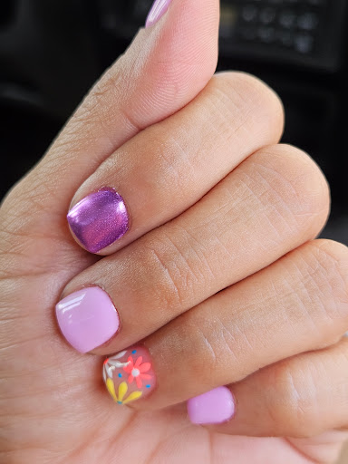 Pretty Nails by Luz - Thumbnail
