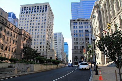 LEXINGTON ST & CALVERT ST eb