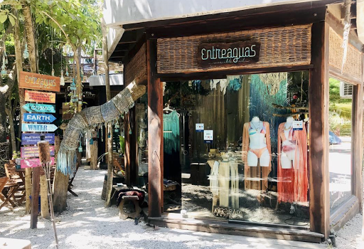 Entreaguas Wearable Art