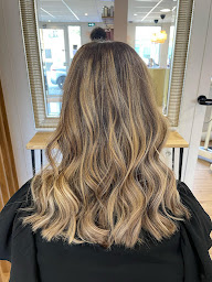 Photo n°21 de Essentiel Coiffure à Osny (Salon de coiffure)