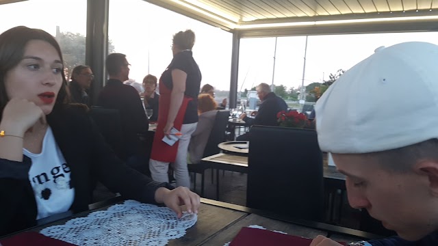 Au Bout Du Port