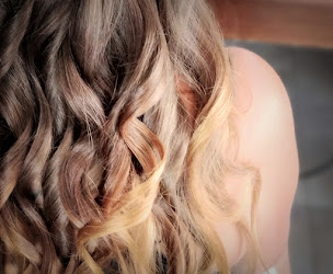 Photo n°4 de Prothésiste capillaire ( Perruques ) / Coiffeuse à domicile à Bollène (Salon de coiffure)