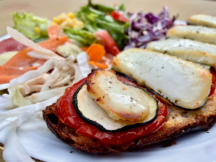 Photo n°48 de Le Jardin Hors du temps à Val-d'Aigoual (Cour d'un pub)