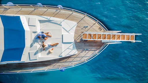 Fuorirotta Charter Santa Maria Navarrese - ESCURSIONI in BARCA con PRANZO A BORDO nel Golfo di Orosei, Cala Mariolu Sardegna