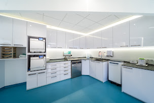 Photo n°3 de Romain CHALEIL à Vienne (Parodontiste spécialiste des implants dentaires)