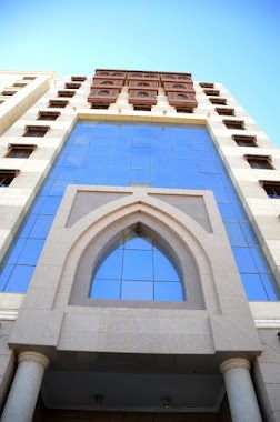 فندق الحياة الذهبي, Author: ashraf alhennawy