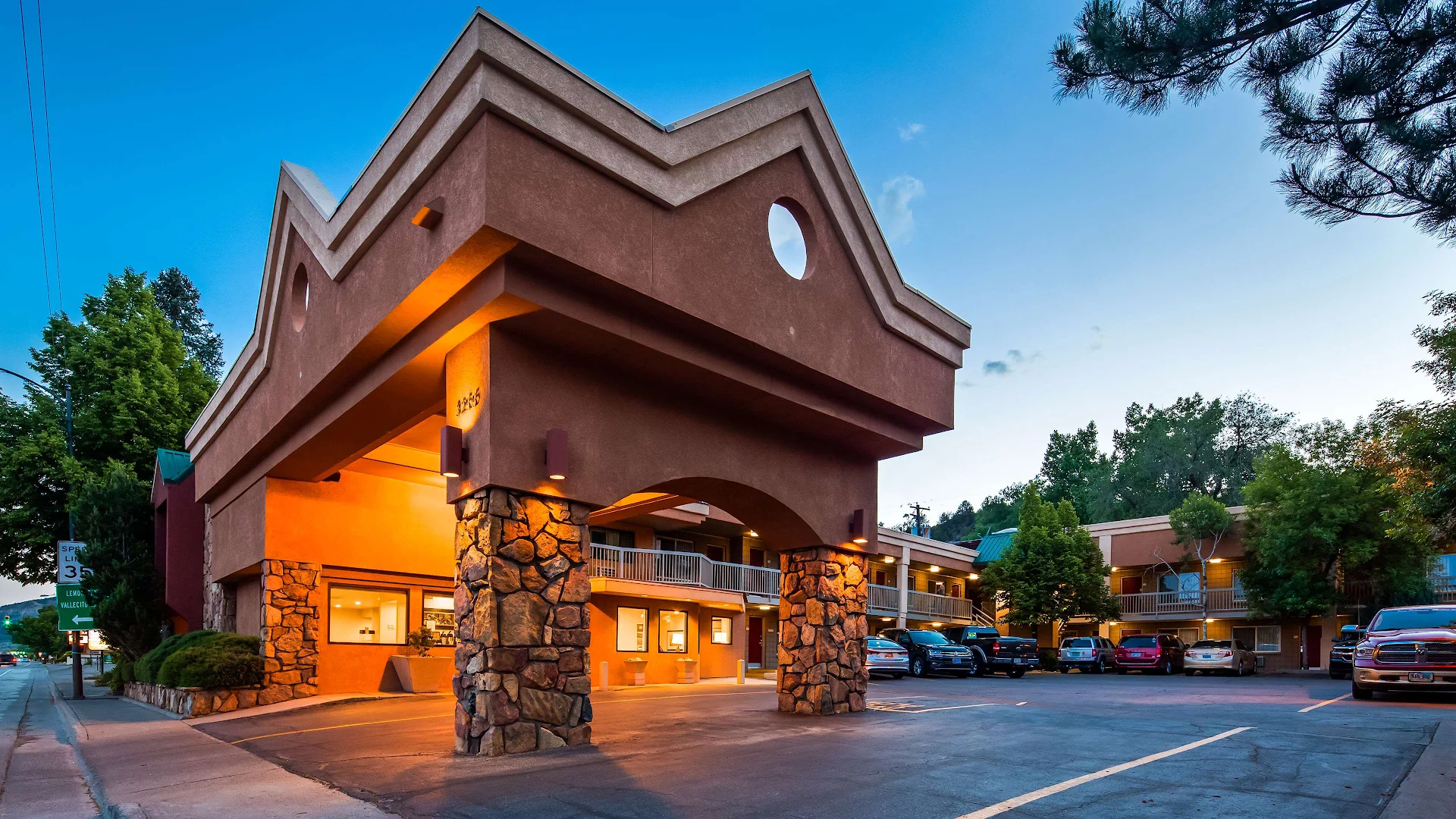 Mountain Shadows Inn & Suites