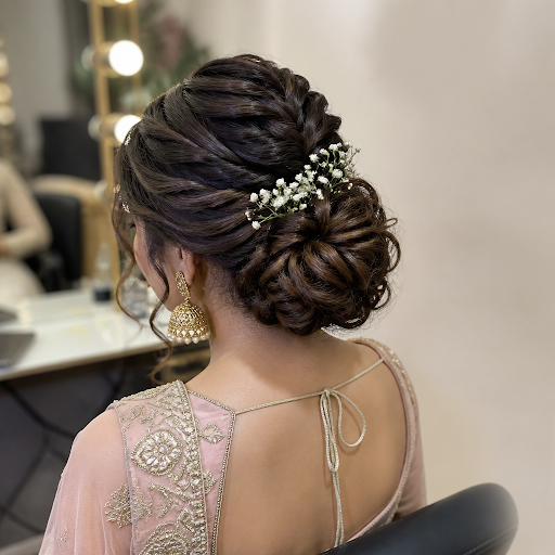 Looking for the perfect wedding look that matches your Punjabi vibes and outfits? At Glam Studios… post image