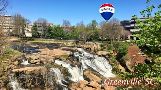 Tracy Tchirkow - RE/MAX Realtor