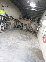 Photo n°13 de R'LINE Carrosserie-Peinture-Dépannage-Fréjus à Fréjus (Atelier de carrosserie automobile)