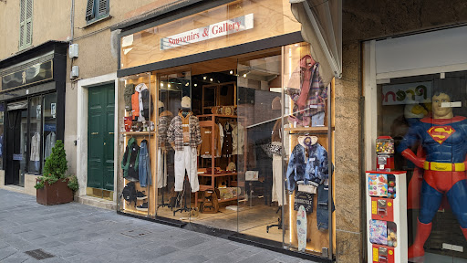 Souvenirs & Gallery