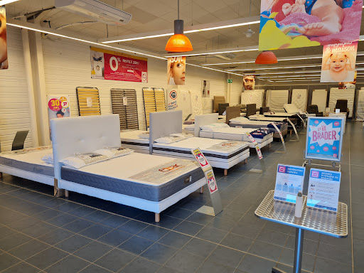 Envie de faire de bonnes affaires ? Venez découvrir notre incroyable sélection de grandes marques à prix cassés ! Profitez d’un vaste choix de produits tendance, de qualité et adaptés à tous les goûts. Que vous recherchiez les dernières nouveautés ou des articles incontournables, c’est le moment idéal pour craquer sans vous ruiner. N’attendez plus, rendez-vous dès maintenant en magasin et laissez-vous séduire par nos offres exceptionnelles !