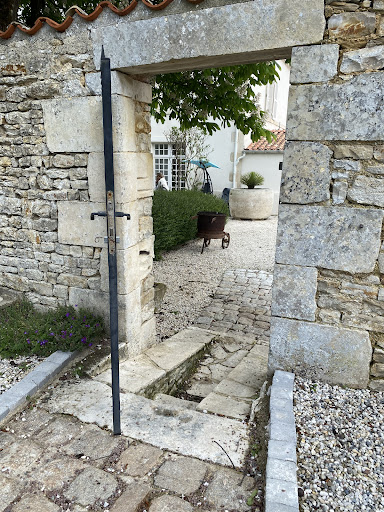 Photo de L'ANCIENNE FERME Ch. d'hôtes 14 personnes. Piscine à Courçon (17170)