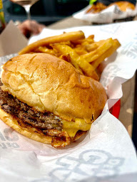Photo n°47 de La Cabane de la Pointe Rouge bouge partout 🌴 Smash burgers, traiteur & apéros ensoleillés — appelle, on vient régaler 🍔 à Marseille (Buffet de mariage)