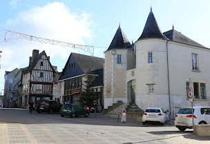 Photo n°8 de Mairie de Doué-en-Anjou à Doué-en-Anjou (Hôtel de ville)