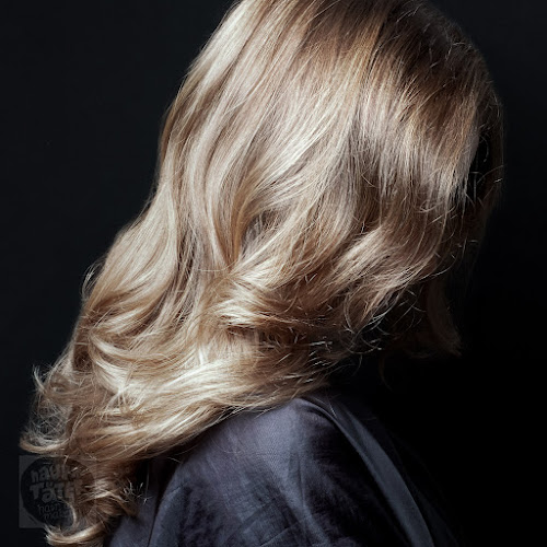 Haupt-Täter hair and make-up