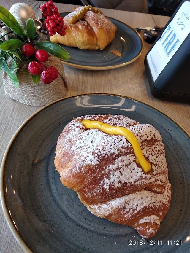 TIRI Bakery e Caffe'