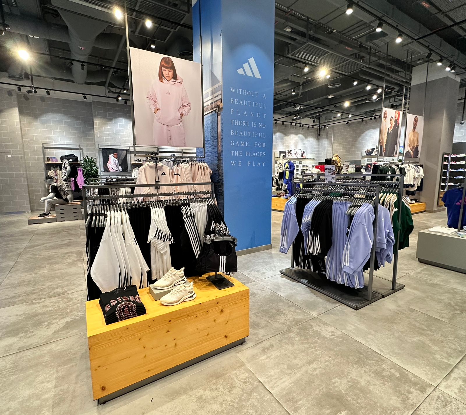 adidas Store - صورة 2
