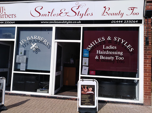 Thai Massage by Pariya at Smiles & Styles Gallery - United Kingdom