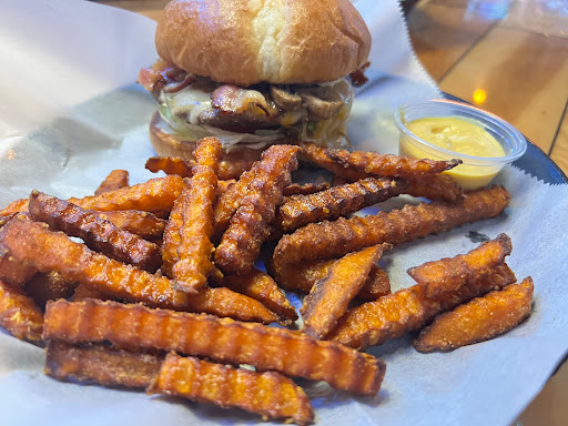 Lucky's Burger N Tap - Thumbnail