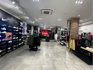 Photo n°3 de Foot Locker à Toulouse (Magasin de vêtements de sport)
