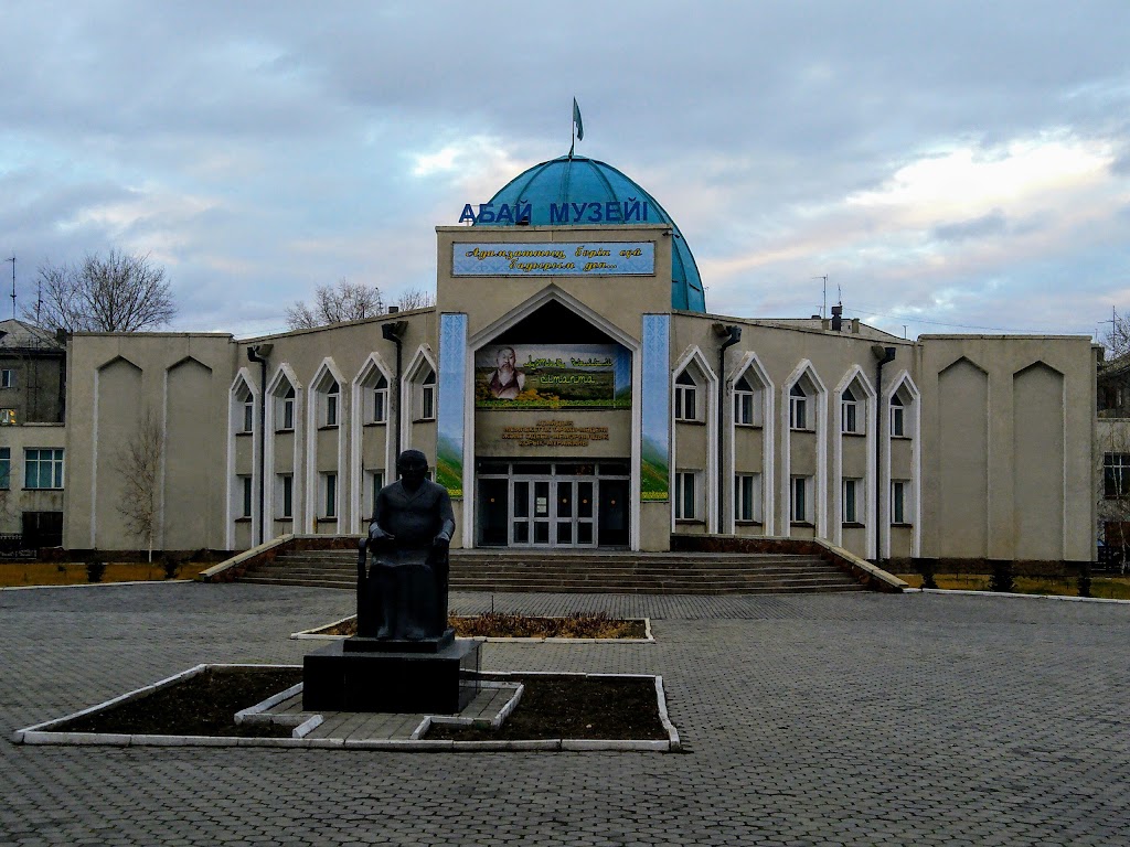 Сколько время в семее. Казахстан Семипалатинск Абай музей. Литературно-мемориальный музей Абая. Музей имени Абая Кунанбаева. Дом музей Абая в Семее.