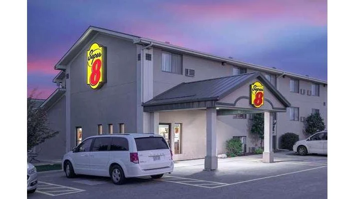 Super 8 by Wyndham Willmar