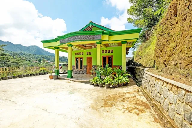 OYO Homes 91095 Desa Wisata Conto